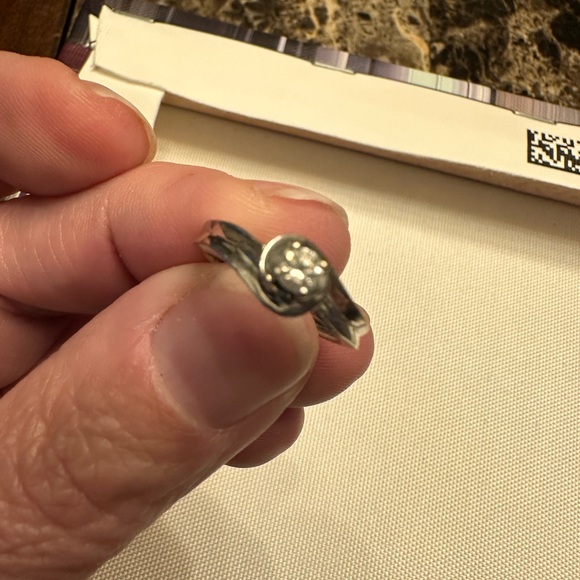 Size 5 small engagement ring. Very pretty and petite wrap design - Picture 4 of 9